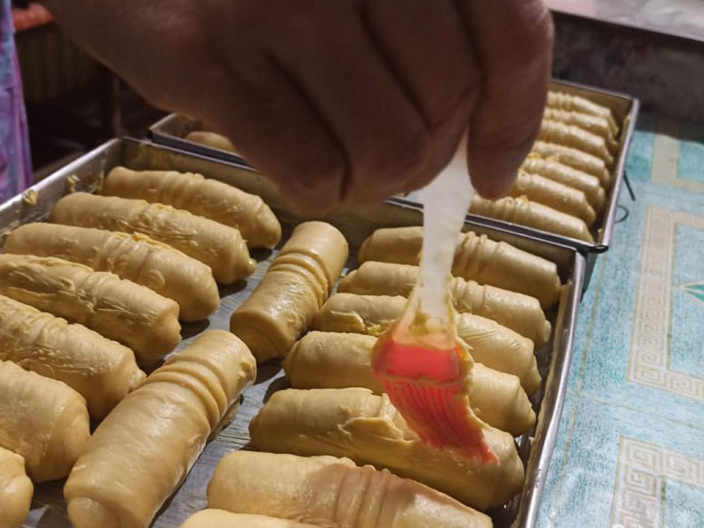Proses membuat Roti Selamon Banda Neira