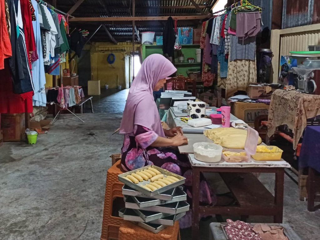 Usaha rumah tangga membuat roti di Banda Neira