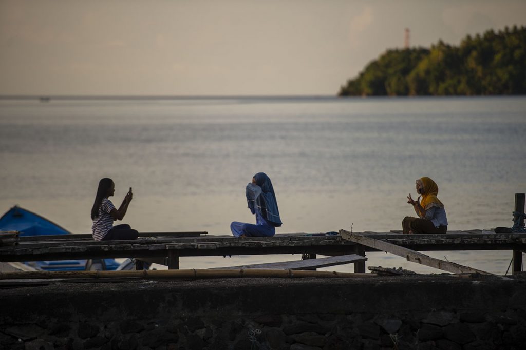 Bermain di pantai